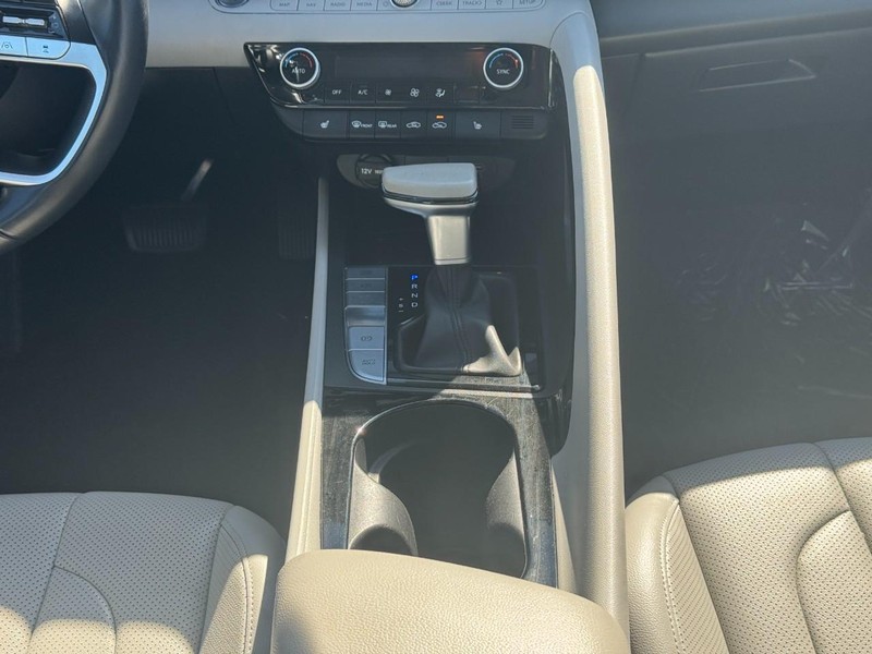 2025 Hyundai Elantra Limited - Photo 15