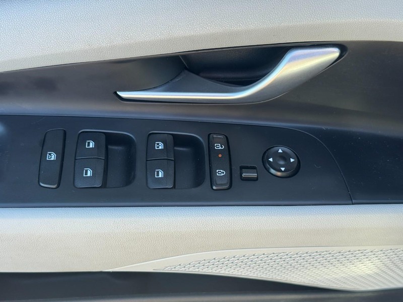 2025 Hyundai Elantra Limited - Photo 16