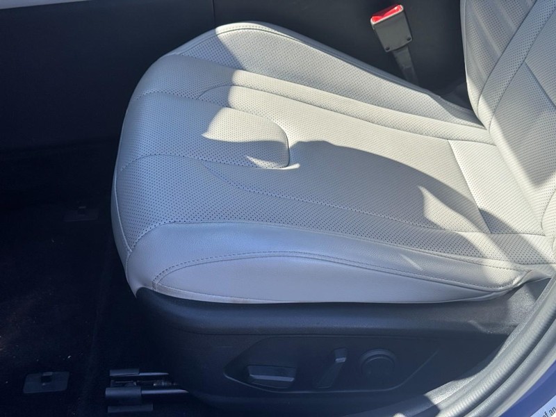 2025 Hyundai Elantra Limited - Photo 17