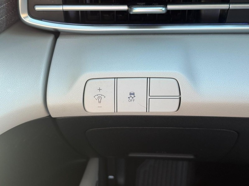 2025 Hyundai Elantra Limited - Photo 18