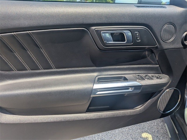 Ford Mustang Vehicle Full-screen Gallery Image 13