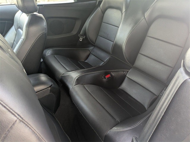 Ford Mustang Vehicle Full-screen Gallery Image 16