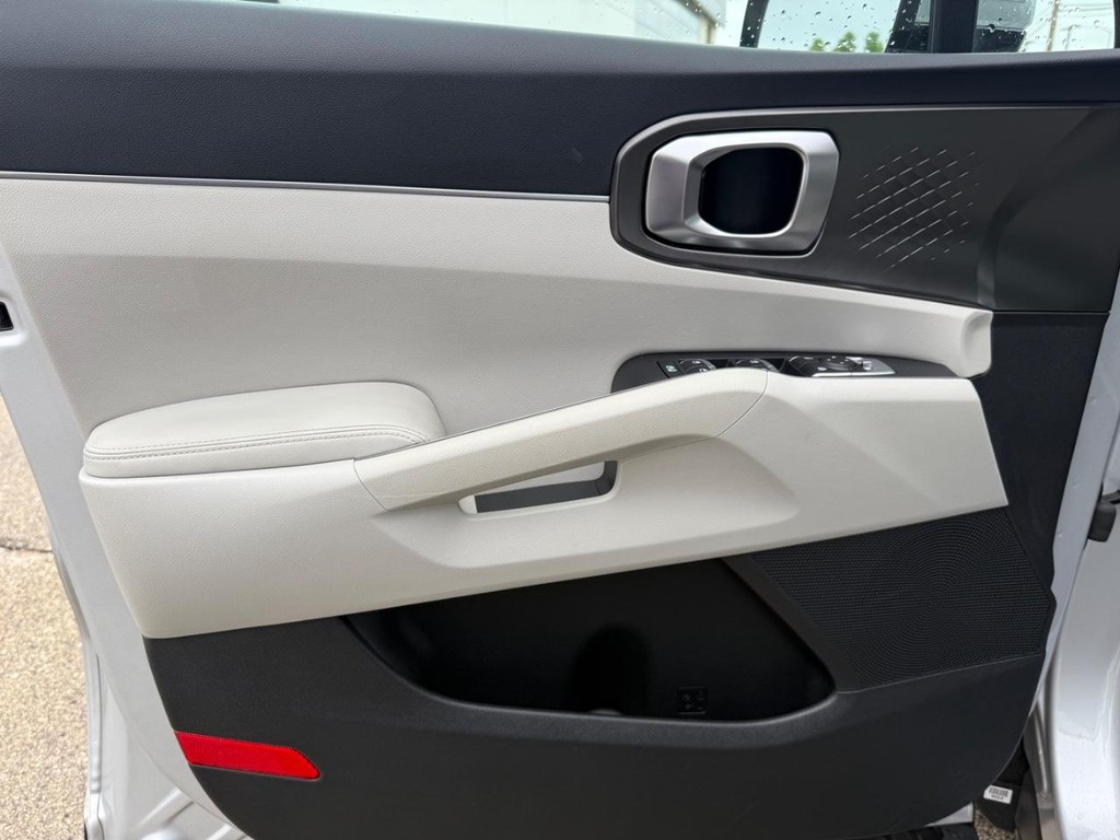 Kia Sorento Hybrid Vehicle Full-screen Gallery Image 15