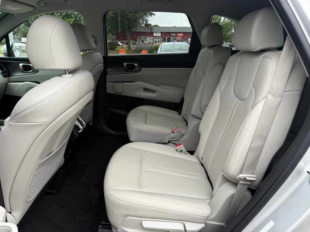 Kia Sorento Hybrid Vehicle Full-screen Gallery Image 16