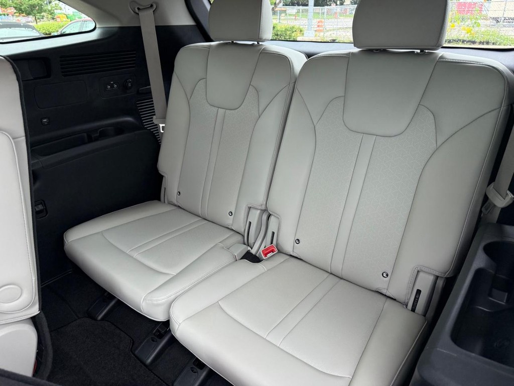 Kia Sorento Hybrid Vehicle Full-screen Gallery Image 17