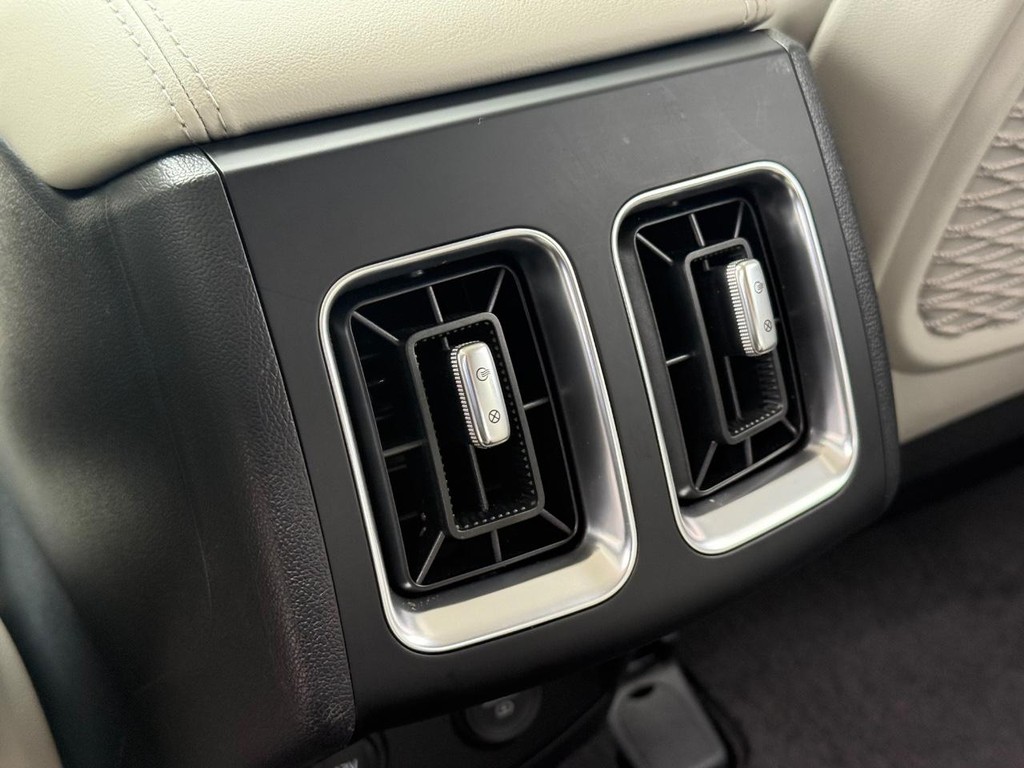 Kia Sorento Hybrid Vehicle Full-screen Gallery Image 19