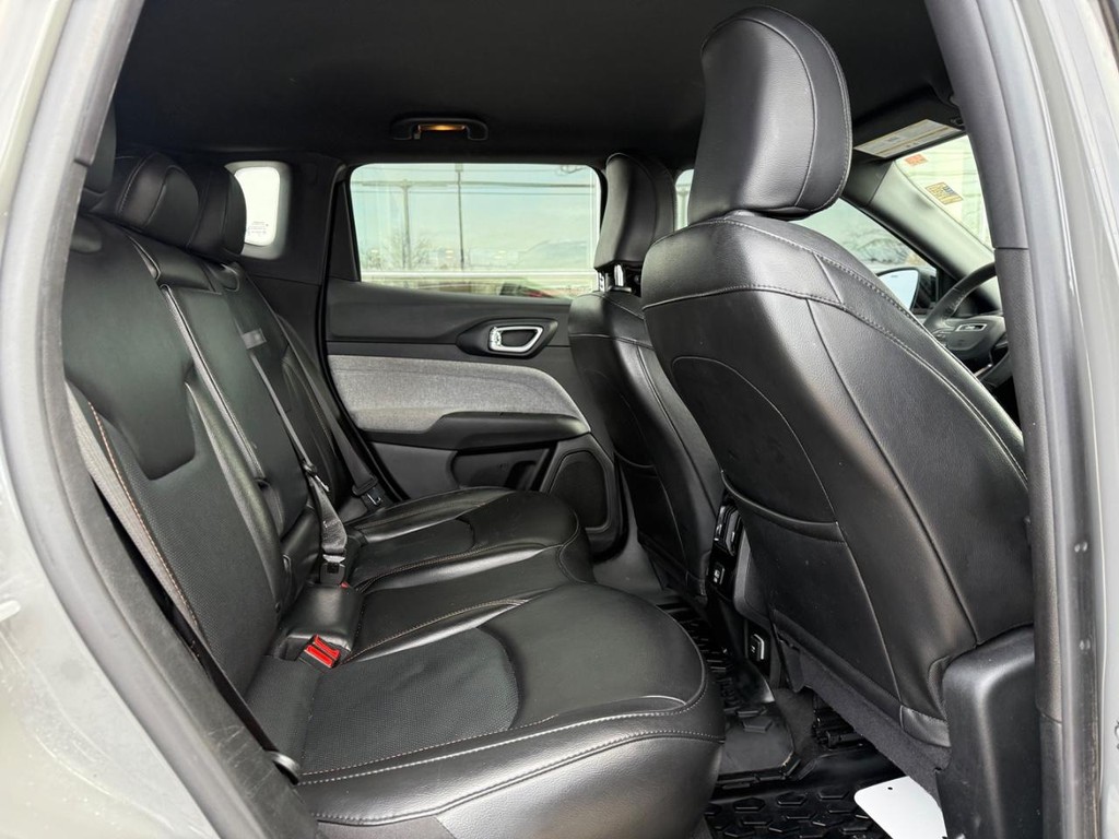 Jeep Compass Vehicle Full-screen Gallery Image 10