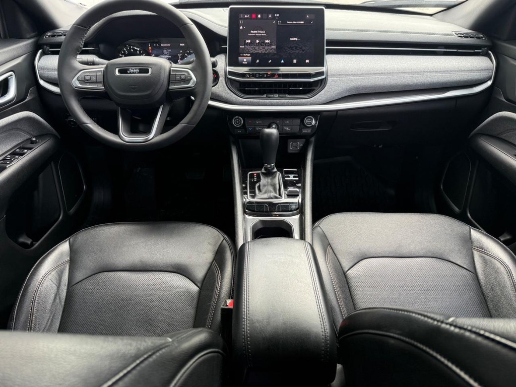 Jeep Compass Vehicle Full-screen Gallery Image 11