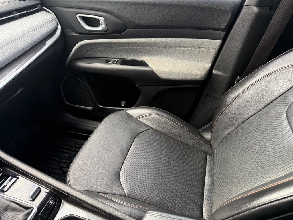 Jeep Compass Vehicle Full-screen Gallery Image 20