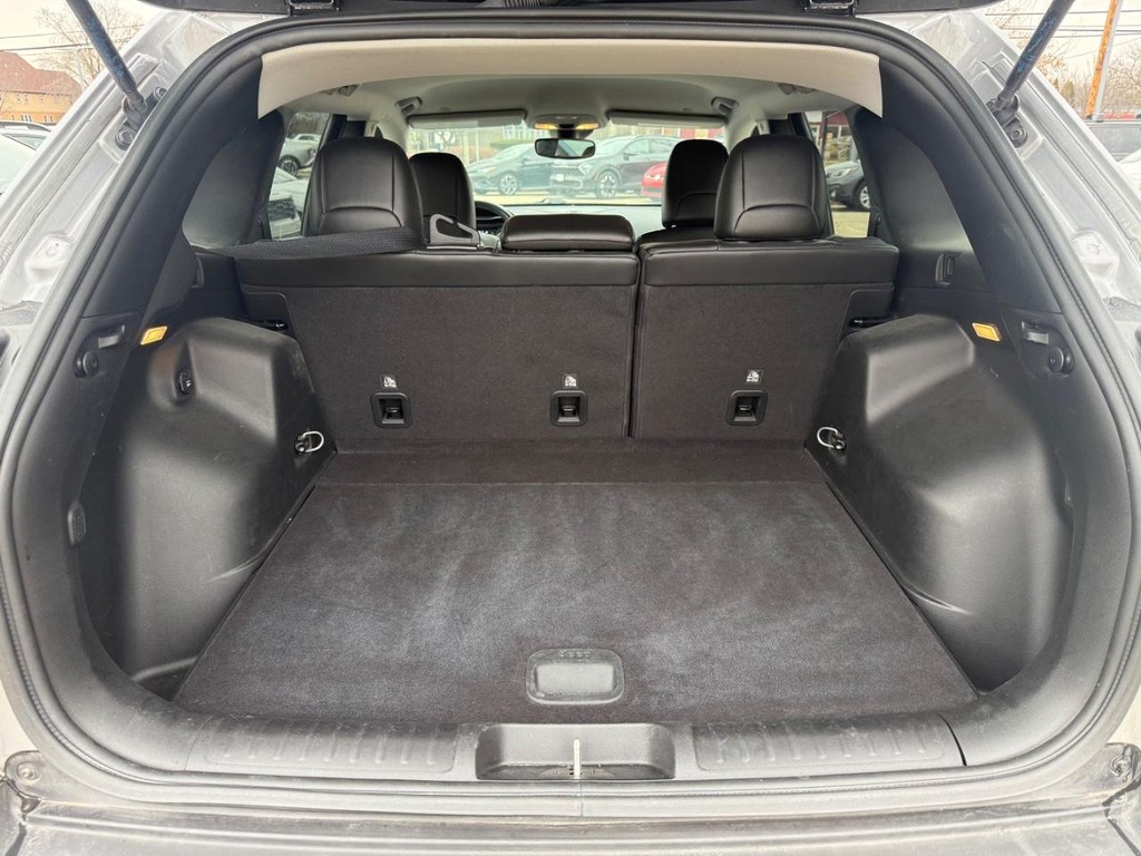 Jeep Cherokee Vehicle Full-screen Gallery Image 05