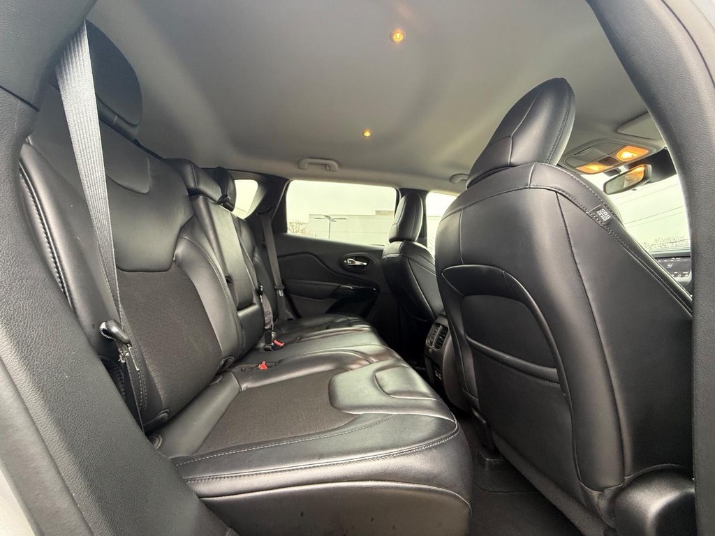 Jeep Cherokee Vehicle Full-screen Gallery Image 10