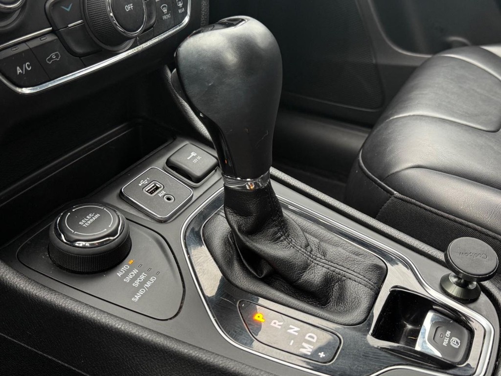 Jeep Cherokee Vehicle Full-screen Gallery Image 17