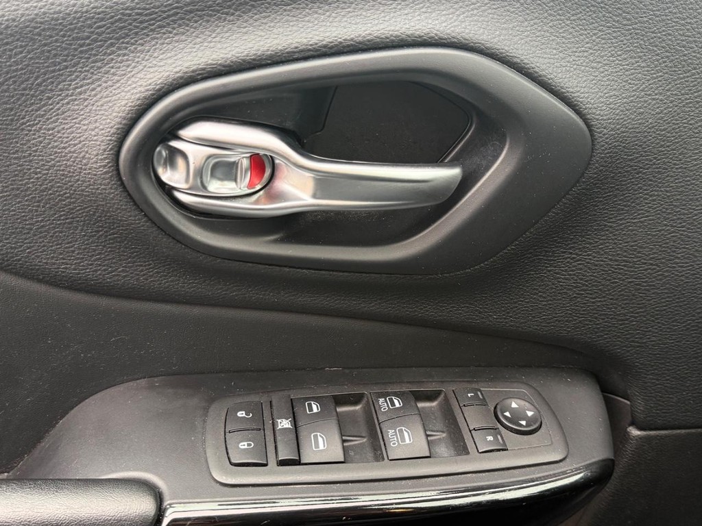 Jeep Cherokee Vehicle Full-screen Gallery Image 21