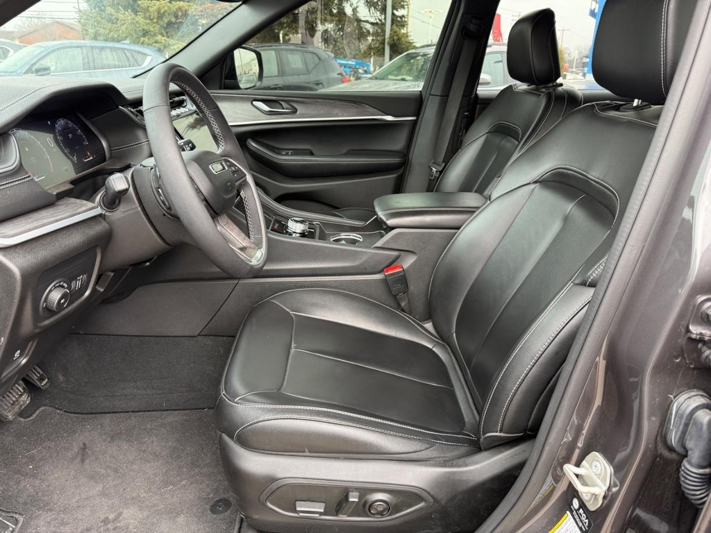 Jeep Grand Cherokee L Vehicle Full-screen Gallery Image 14