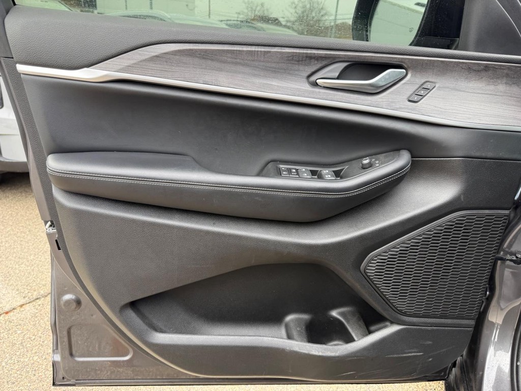 Jeep Grand Cherokee L Vehicle Full-screen Gallery Image 15