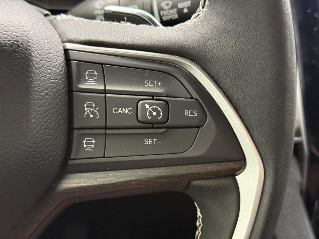 Jeep Grand Cherokee L Vehicle Full-screen Gallery Image 25