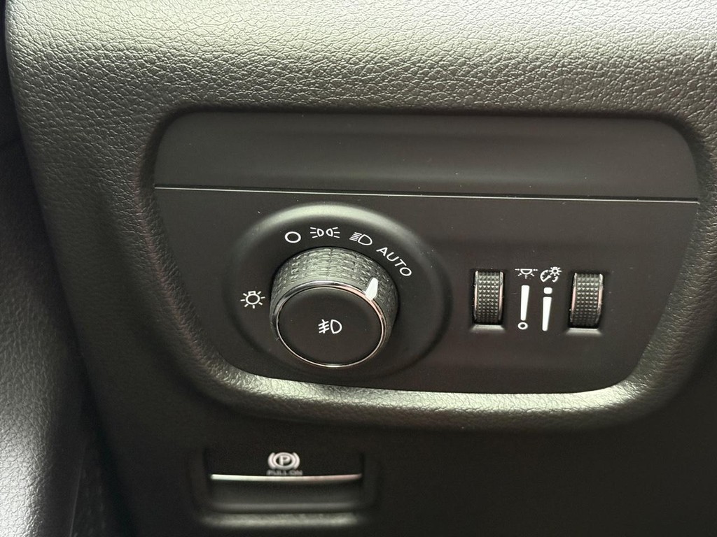 Jeep Grand Cherokee L Vehicle Full-screen Gallery Image 26