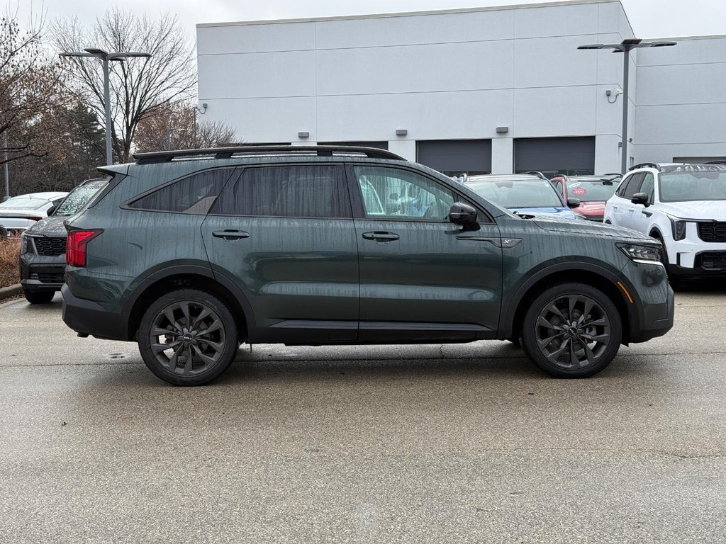 Kia Sorento Vehicle Full-screen Gallery Image 02