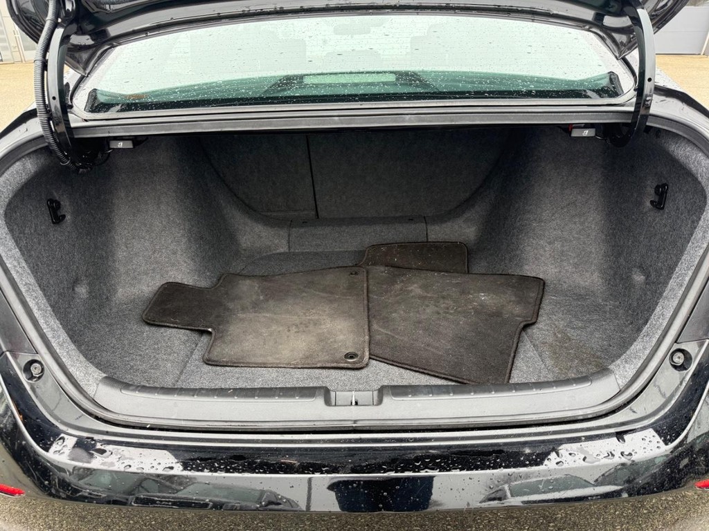 Honda Accord Sedan Vehicle Full-screen Gallery Image 05