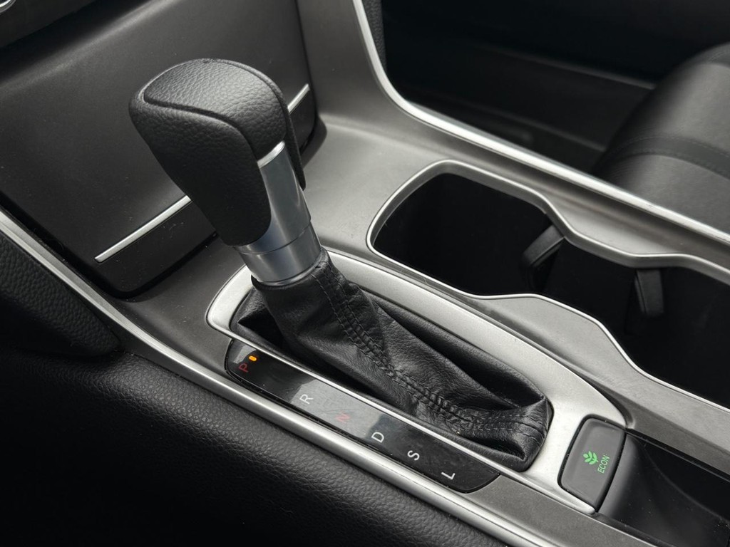 Honda Accord Sedan Vehicle Full-screen Gallery Image 18