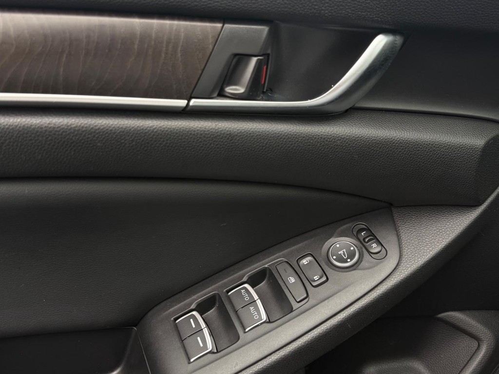 Honda Accord Sedan Vehicle Full-screen Gallery Image 21