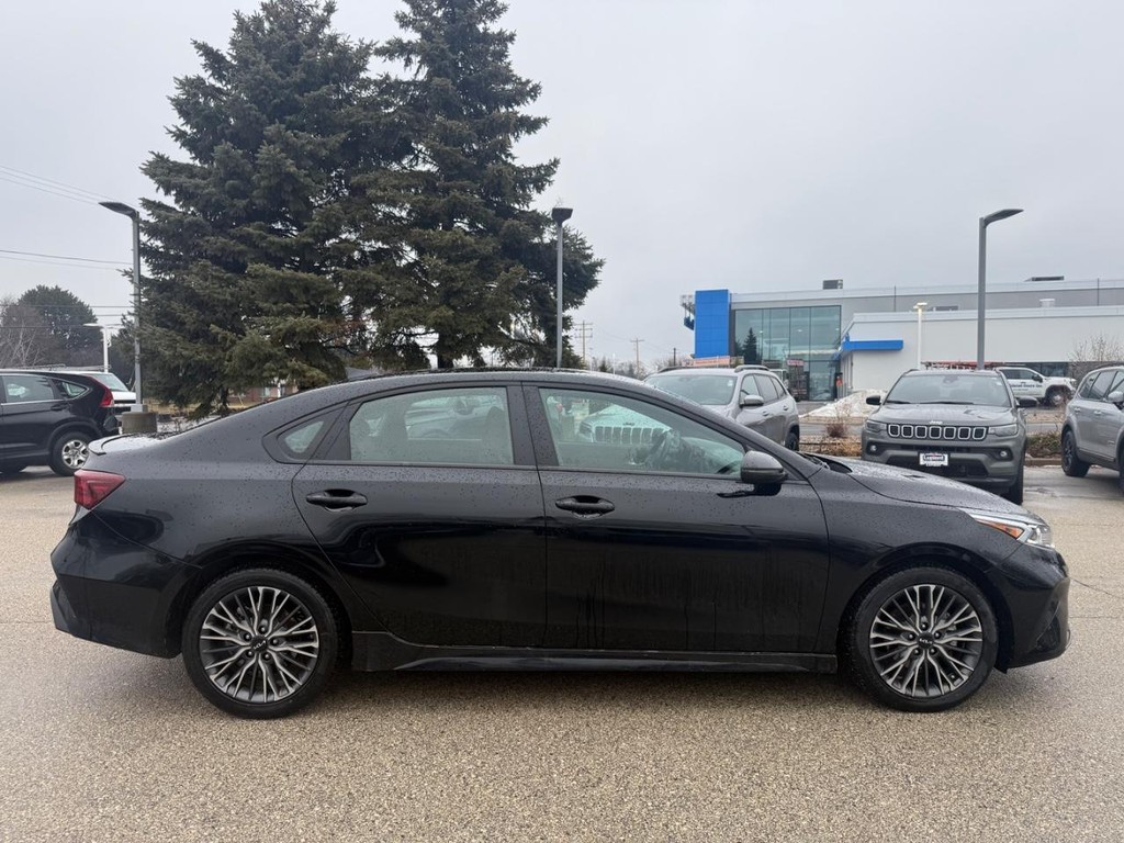 Kia Forte Vehicle Full-screen Gallery Image 02