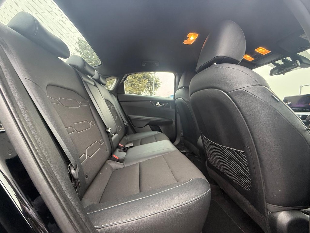 Kia Forte Vehicle Full-screen Gallery Image 10