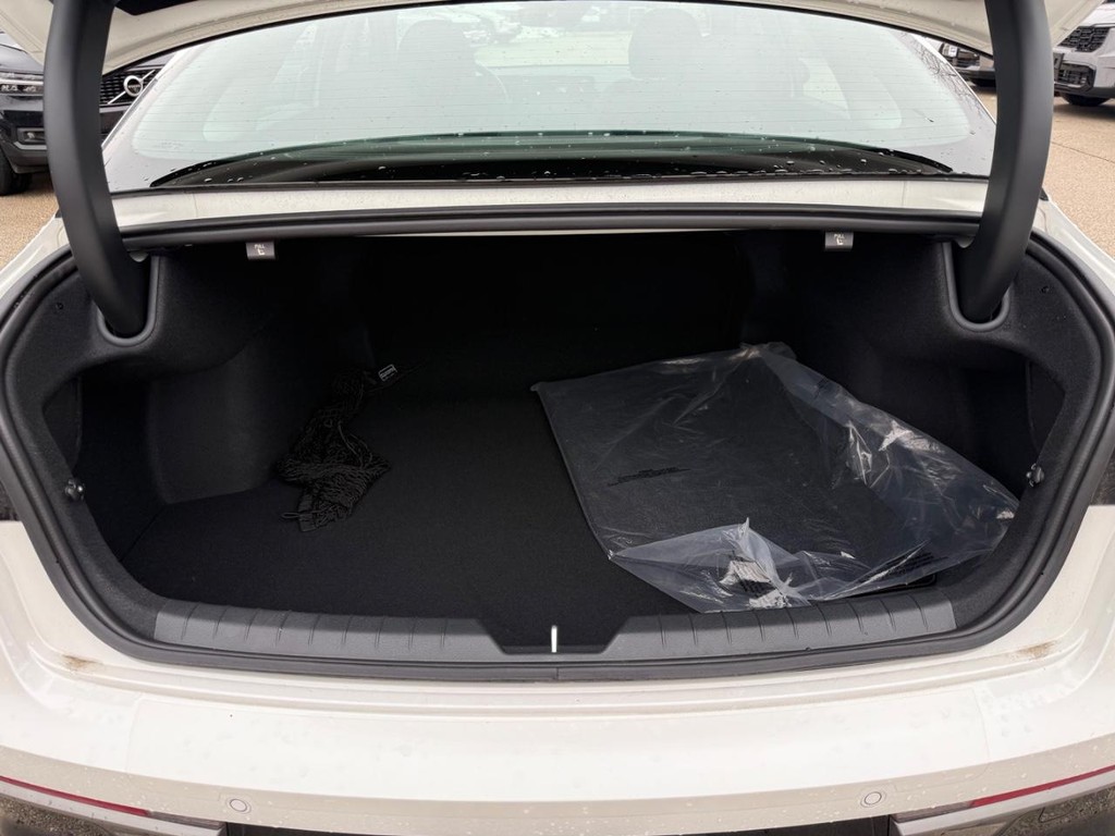 Kia K5 Vehicle Full-screen Gallery Image 05