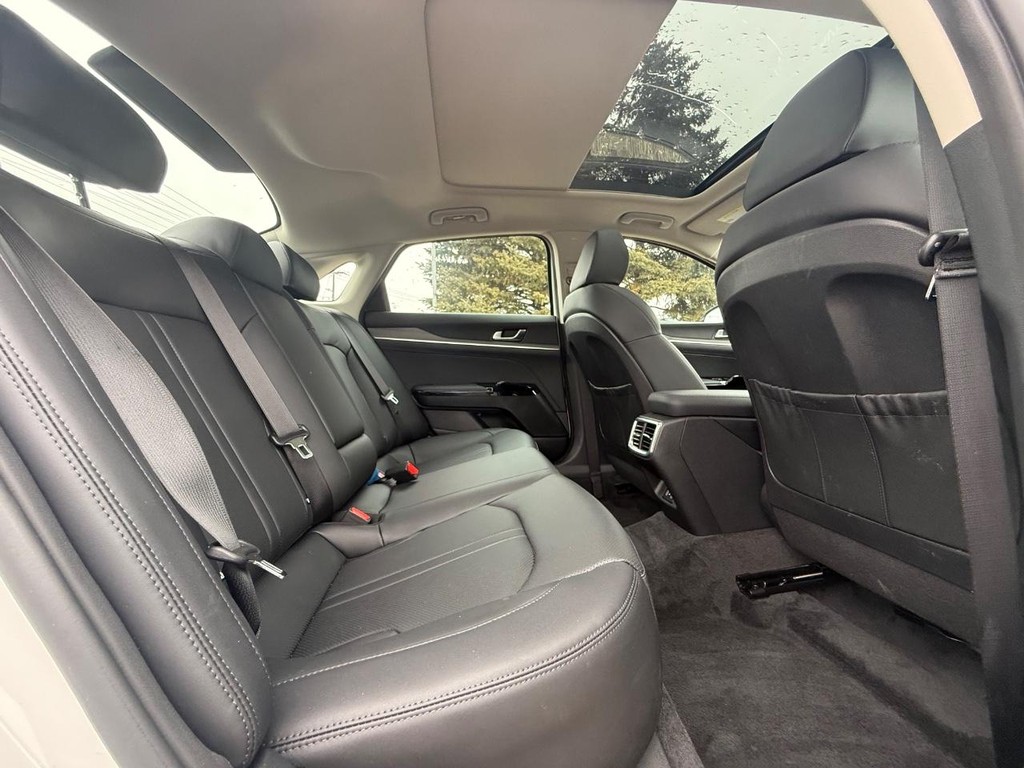 Kia K5 Vehicle Full-screen Gallery Image 10