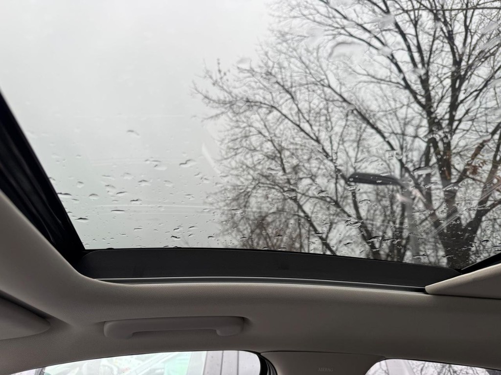 Kia K5 Vehicle Full-screen Gallery Image 11