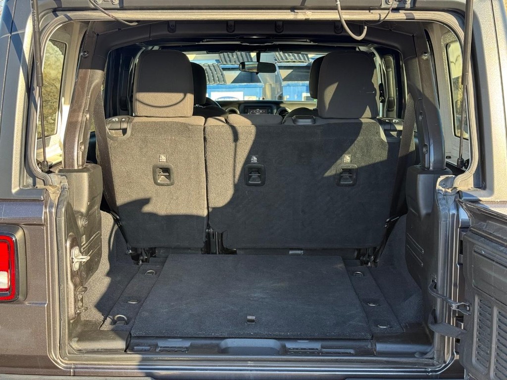 Jeep Wrangler Unlimited Vehicle Full-screen Gallery Image 05