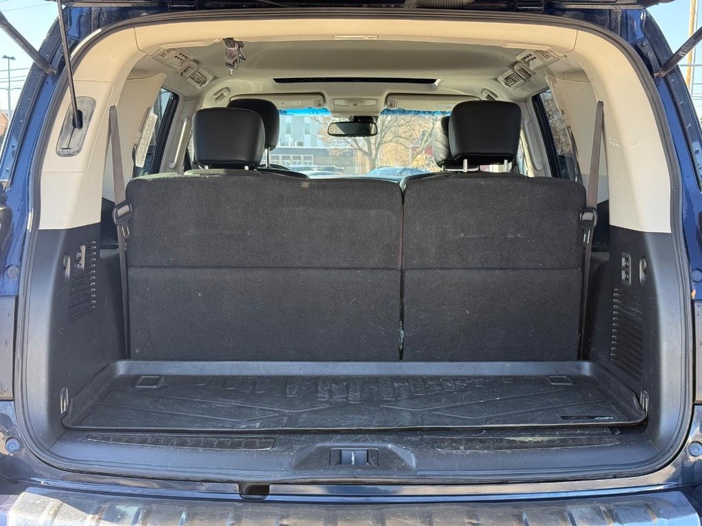 INFINITI QX80 Vehicle Full-screen Gallery Image 05