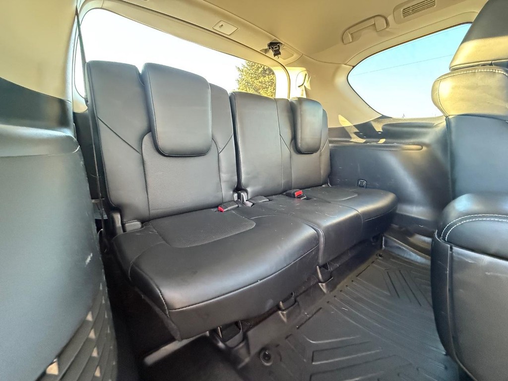 INFINITI QX80 Vehicle Full-screen Gallery Image 11