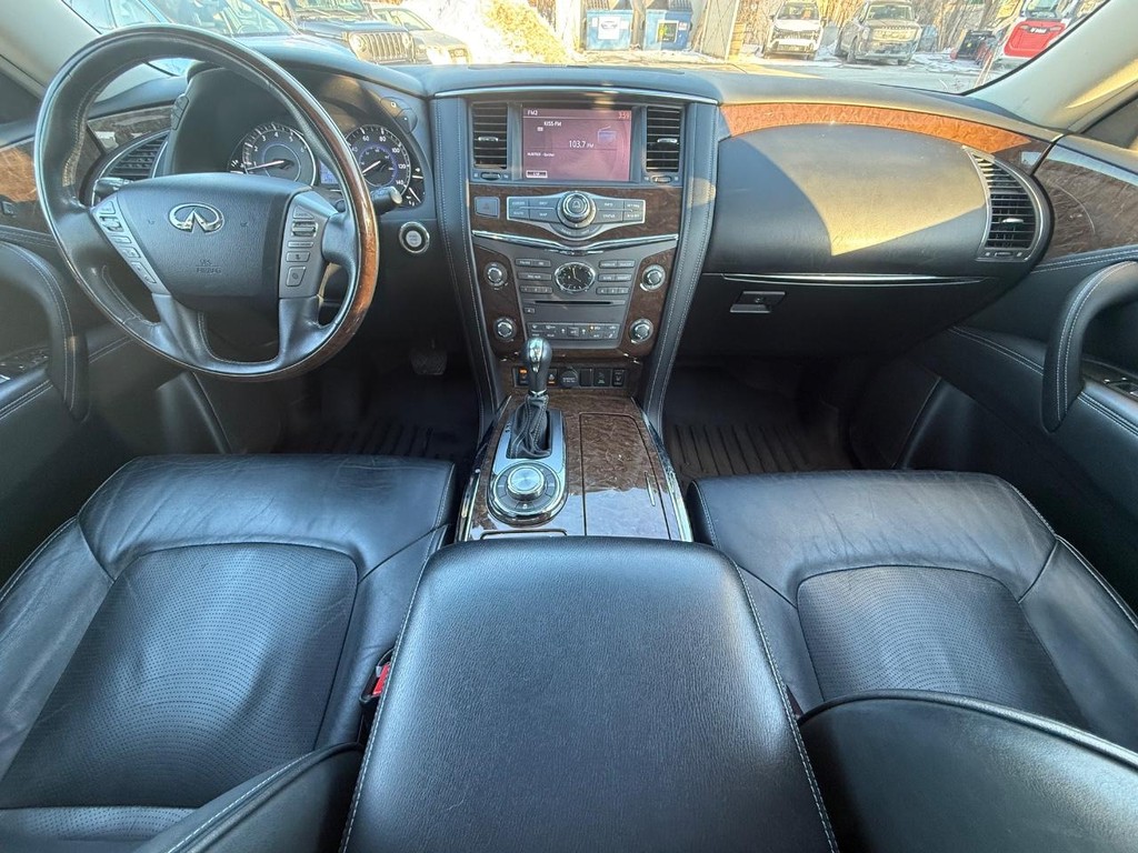 INFINITI QX80 Vehicle Full-screen Gallery Image 14