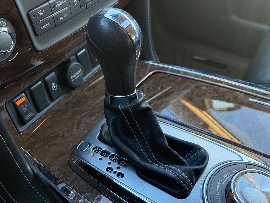 INFINITI QX80 Vehicle Full-screen Gallery Image 21