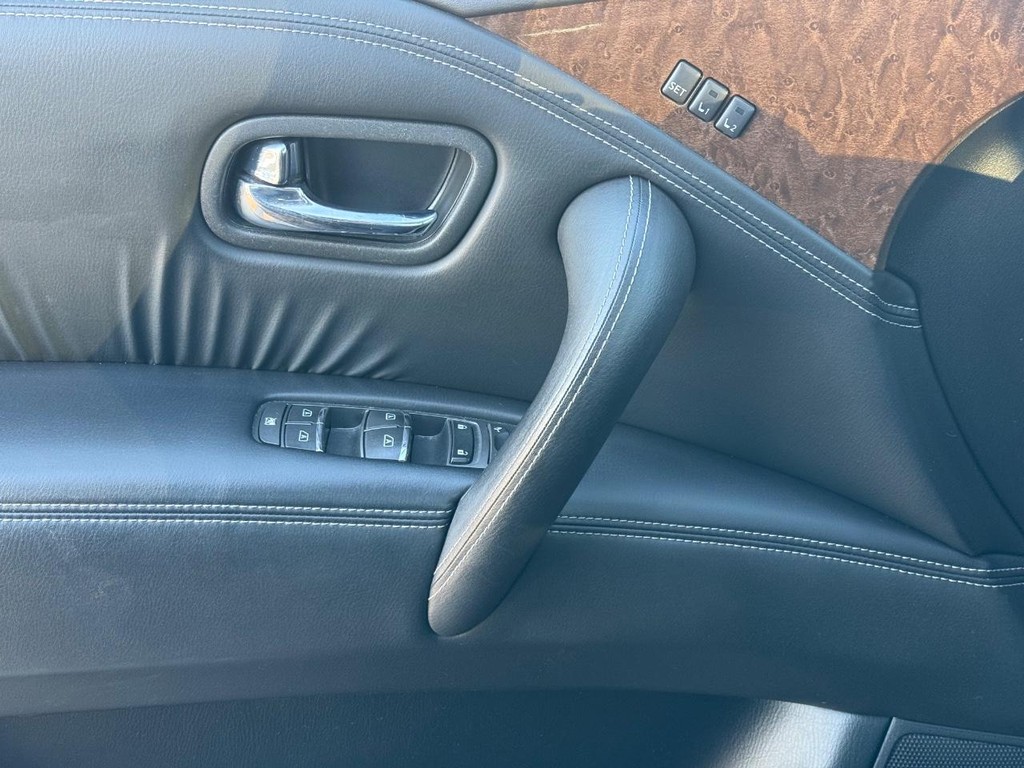 INFINITI QX80 Vehicle Full-screen Gallery Image 24