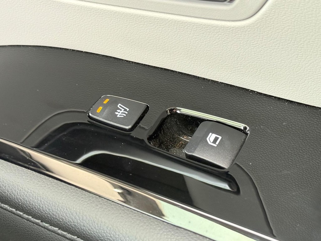 Hyundai Tucson Hybrid Vehicle Full-screen Gallery Image 12