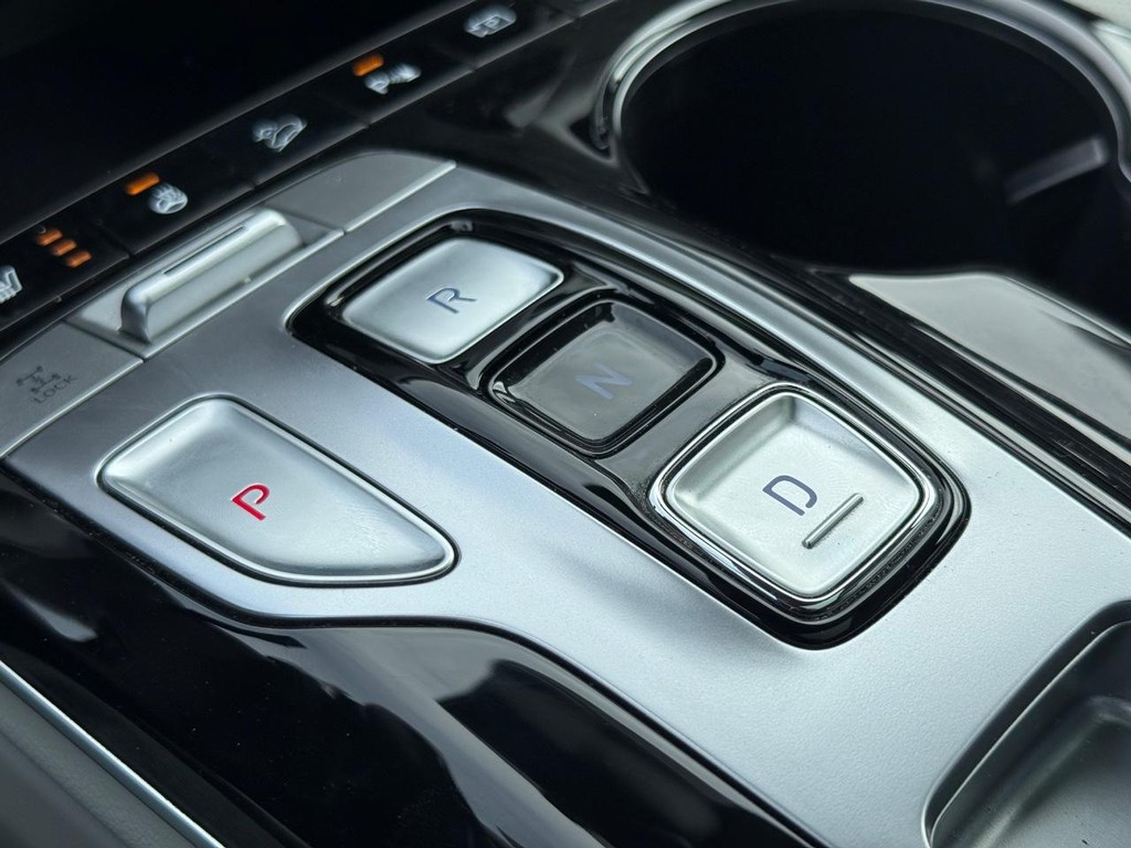 Hyundai Tucson Hybrid Vehicle Full-screen Gallery Image 21