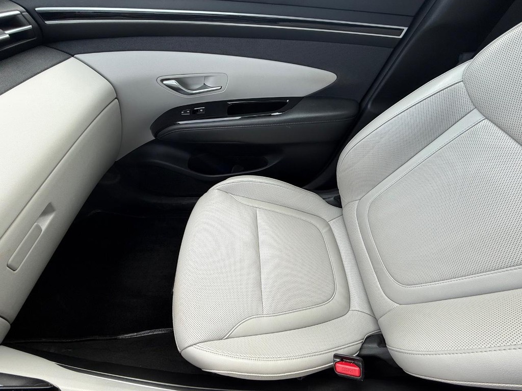 Hyundai Tucson Hybrid Vehicle Full-screen Gallery Image 22