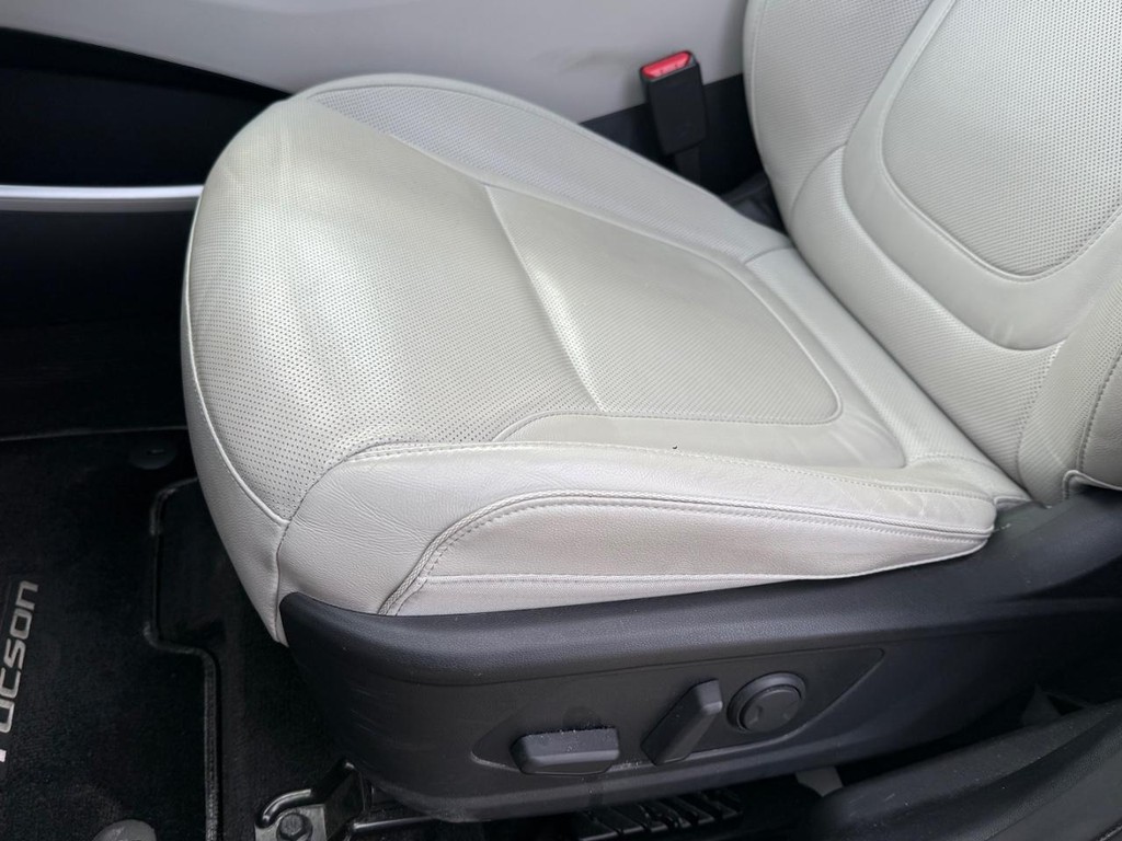 Hyundai Tucson Hybrid Vehicle Full-screen Gallery Image 26