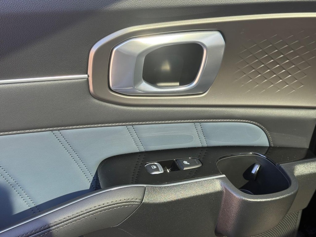 Kia Sorento Hybrid Vehicle Full-screen Gallery Image 16