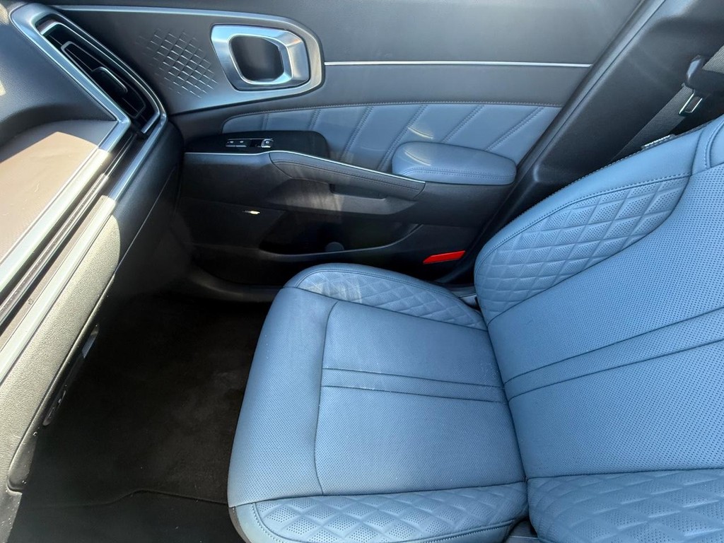 Kia Sorento Hybrid Vehicle Full-screen Gallery Image 23