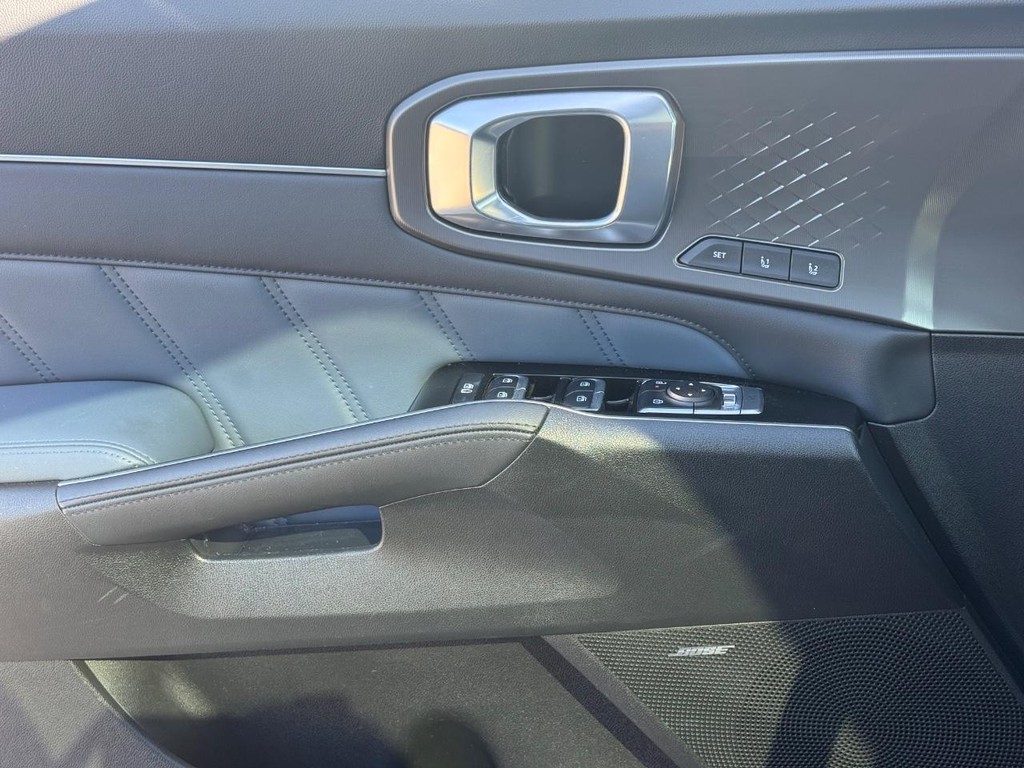 Kia Sorento Hybrid Vehicle Full-screen Gallery Image 25