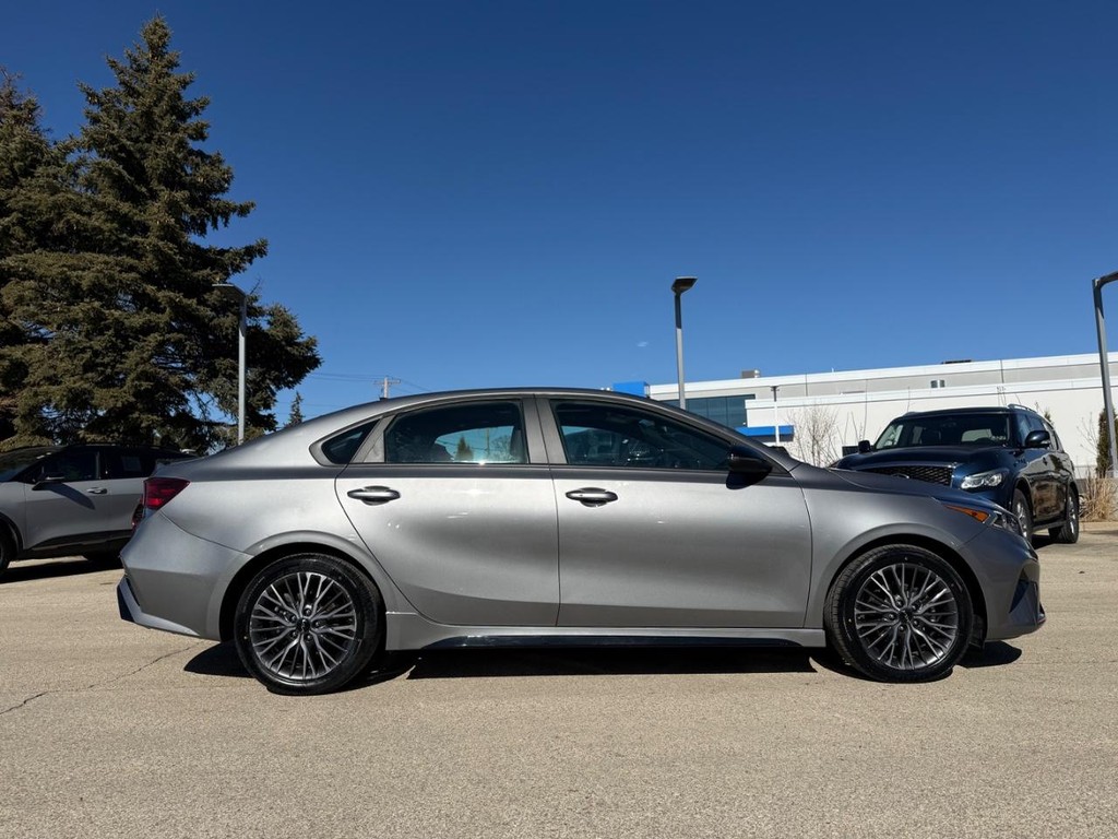 Kia Forte Vehicle Full-screen Gallery Image 02