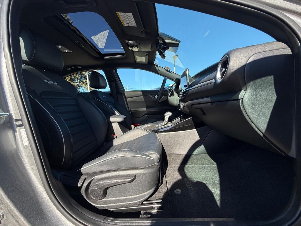 Kia Forte Vehicle Full-screen Gallery Image 10