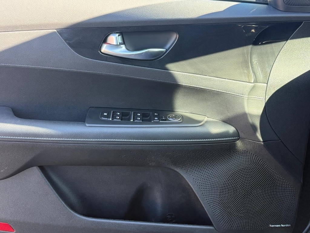 Kia Forte Vehicle Full-screen Gallery Image 22