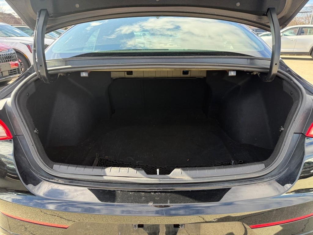 Kia K5 Vehicle Full-screen Gallery Image 05