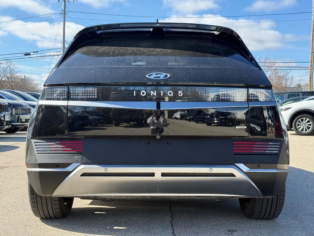 Hyundai IONIQ 5 Vehicle Full-screen Gallery Image 04