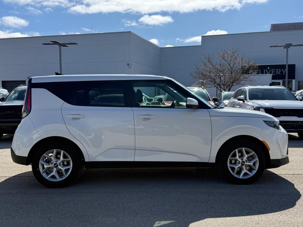 Kia Soul Vehicle Full-screen Gallery Image 02