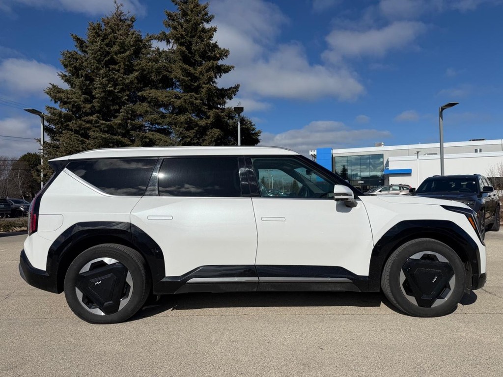 Kia EV9 Vehicle Full-screen Gallery Image 02